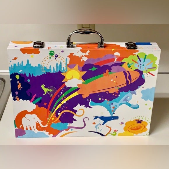 CRAYOLA 124 Piece Crayon Marker Colored Pencil Illustrated Kit Carrying Case Set - Picture 3 of 15